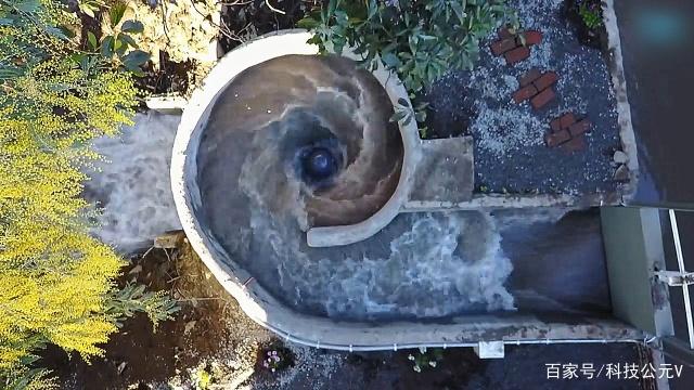 小型發(fā)電機(jī)，放到河里就有免費(fèi)的電，一天產(chǎn)的電夠60戶人家用